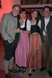 Christian und Nica Schottenhamel (li.) sowie Evelin uind Philip Geffenius (re.) veranstalten die Nacht der Tracht (Foto. Martin Schmitz=)